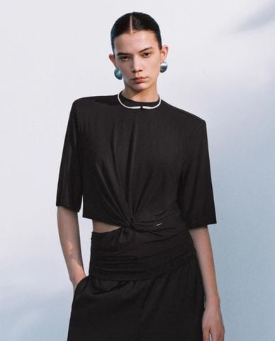  URBAN REVIVO - Áo kiểu nữ cổ tròn tay lửng cut out 