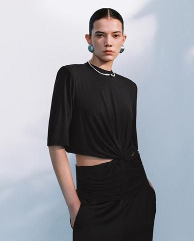  URBAN REVIVO - Áo kiểu nữ cổ tròn tay lửng cut out 