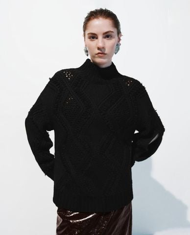  URBAN REVIVO - Áo sweater nữ cổ cao họa tiết đan dây 