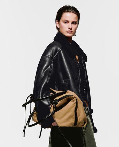  URBAN REVIVO - Áo khoác da nữ cổ bẻ tay dài viền lông 