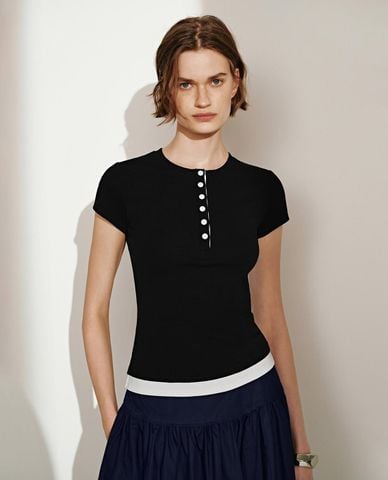  URBAN REVIVO - Áo thun nữ cổ tròn tay ngắn phối nút 