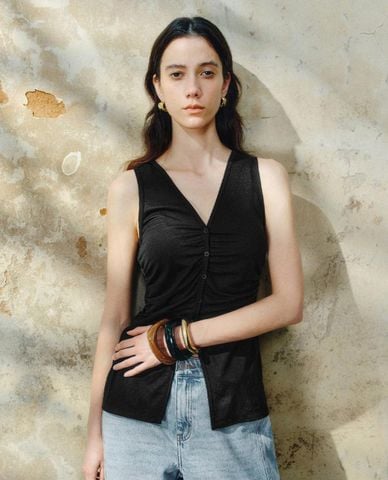  URBAN REVIVO - Áo sát nách nữ cổ V xếp nếp phối nút 