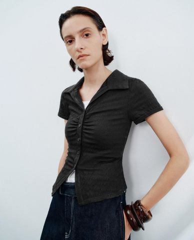  URBAN REVIVO - Áo dệt kim nữ cổ bẻ tay ngắn phối nút 