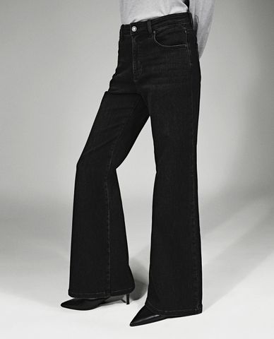  URBAN REVIVO - Quần jeans nữ ống loe phối túi 