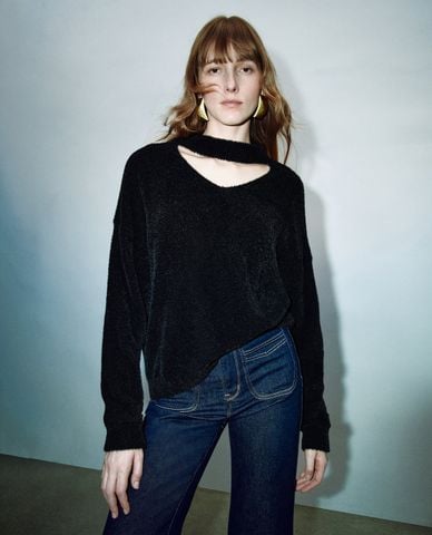  URBAN REVIVO - Áo dệt kim nữ cổ V tay dài cách điệu 