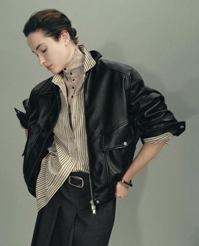  URBAN REVIVO - Áo khoác da nữ cổ bẻ tay dài phối túi 
