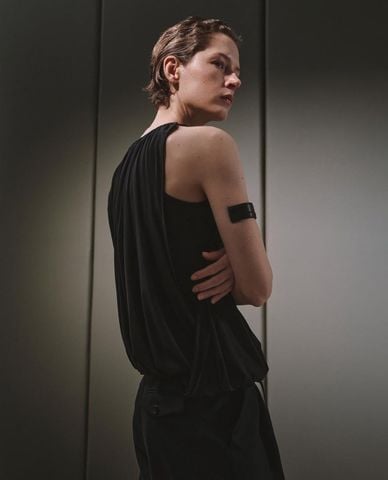  URBAN REVIVO - Áo sát nách nữ cổ tròn xếp li dáng phồng 