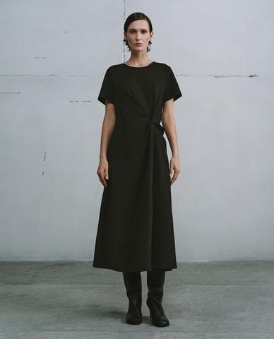  URBAN REVIVO - Đầm midi cổ tròn tay ngắn xoắn eo 