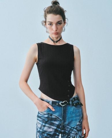  URBAN REVIVO - Áo sát nách nữ phom ôm vạt chéo 