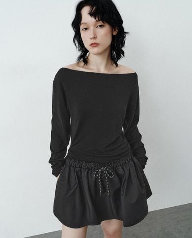  URBAN REVIVO - Đầm mini trễ vai chiết eo 