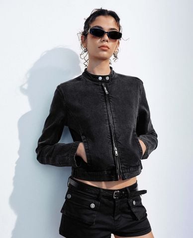  URBAN REVIVO - Áo khoác denim nữ cổ trụ tay dài phom croptop 