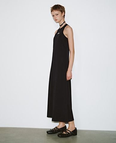  URBAN REVIVO - Đầm sát nách midi cổ tròn in chữ 