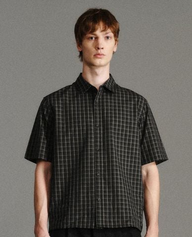  URBAN REVIVO - Áo sơ mi nam cổ bẻ tay ngắn sọc caro 