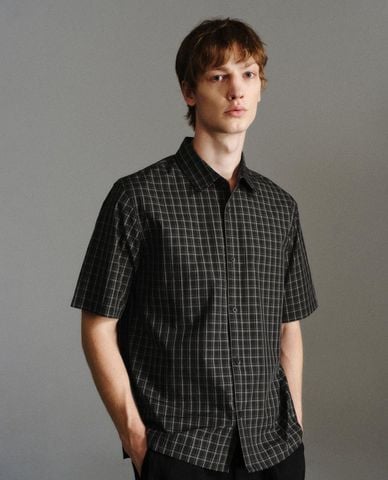  URBAN REVIVO - Áo sơ mi nam cổ bẻ tay ngắn sọc caro 