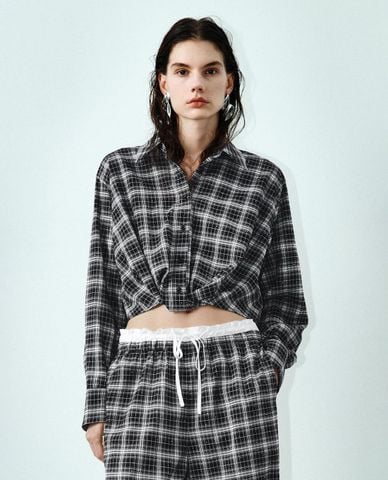  URBAN REVIVO - Áo sơ mi nữ phom croptop kẻ caro 