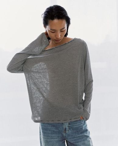  URBAN REVIVO - Áo dệt kim nữ cổ thuyền tay dài kẻ sọc 