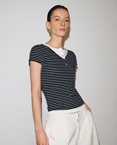  URBAN REVIVO - Áo thun nữ cổ henley tay ngắn kẻ sọc 
