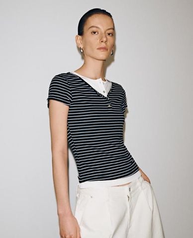  URBAN REVIVO - Áo thun nữ cổ henley tay ngắn kẻ sọc 