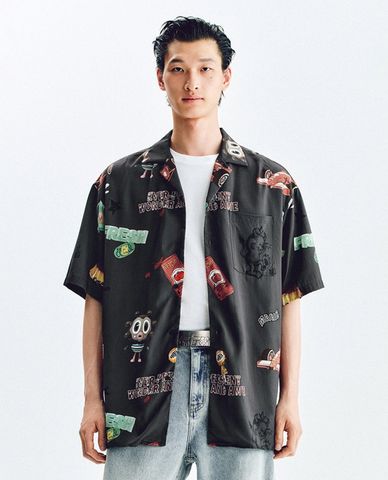  URBAN REVIVO - Áo sơ mi nam tay ngắn in hình retro 