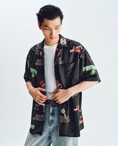  URBAN REVIVO - Áo sơ mi nam tay ngắn in hình retro 