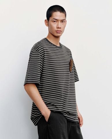 URBAN REVIVO - Áo thun nam cổ tròn tay ngắn kẻ sọc 