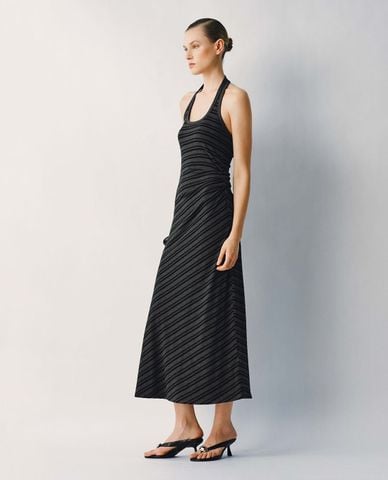  URBAN REVIVO - Đầm dệt kim midi cổ yếm sọc chéo 
