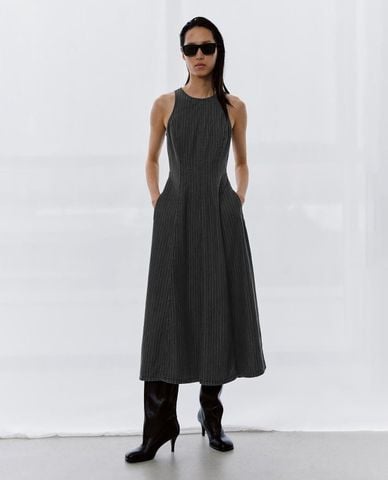  URBAN REVIVO - Đầm denim midi sát nách kẻ sọc 