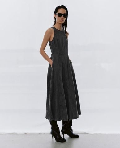  URBAN REVIVO - Đầm denim midi sát nách kẻ sọc 