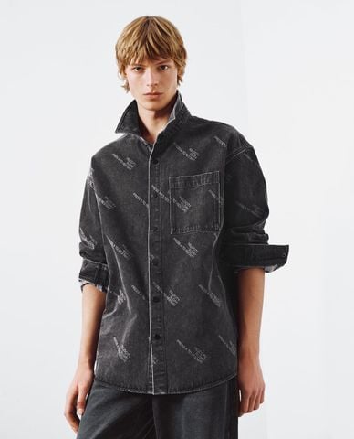  URBAN REVIVO - Áo sơ mi denim nam cổ bẻ tay dài in họa tiết 