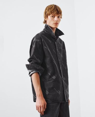  URBAN REVIVO - Áo sơ mi denim nam cổ bẻ tay dài in họa tiết 