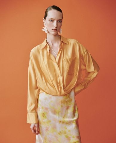  URBAN REVIVO - Áo sơ mi nữ cổ bẻ tay dài phom croptop 