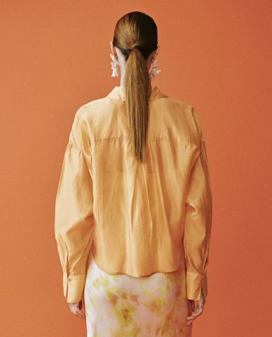  URBAN REVIVO - Áo sơ mi nữ cổ bẻ tay dài phom croptop 
