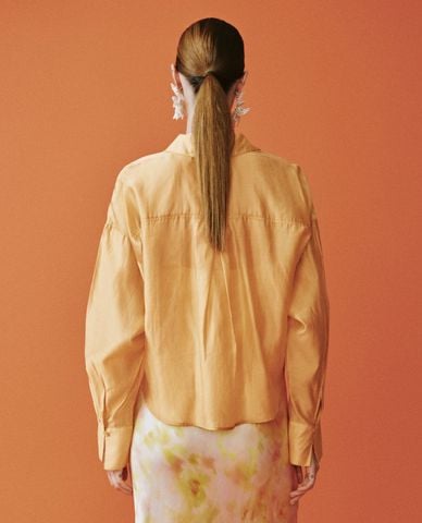  URBAN REVIVO - Áo sơ mi nữ cổ bẻ tay dài phom croptop 