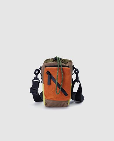  URBAN REVIVO - Túi đeo chéo hình trụ phối dây rút 