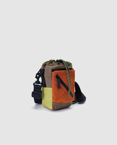  URBAN REVIVO - Túi đeo chéo hình trụ phối dây rút 