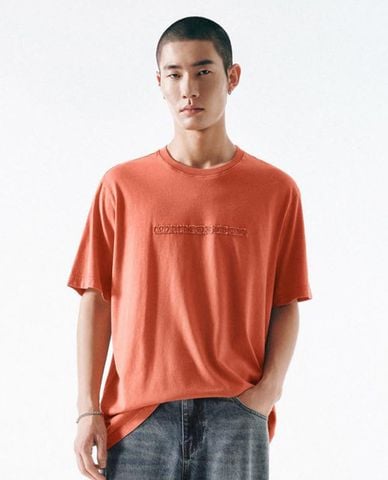  URBAN REVIVO - Áo thun nam cổ tròn tay ngắn thêu họa tiết 