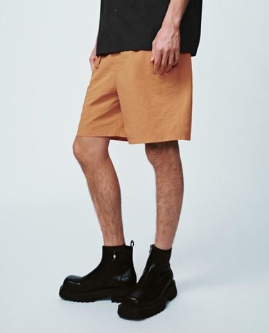  URBAN REVIVO - Quần short nam ống rộng phối dây đai 