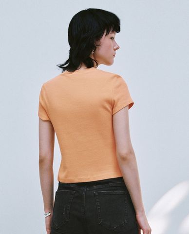  URBAN REVIVO - Áo croptop nữ cổ tròn tay ngắn in họa tiết 