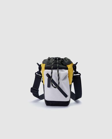  URBAN REVIVO - Túi đeo chéo hình trụ phối dây rút 