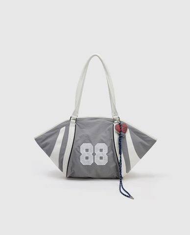  URBAN REVIVO - Túi đeo vai nữ hình thang phối charm 