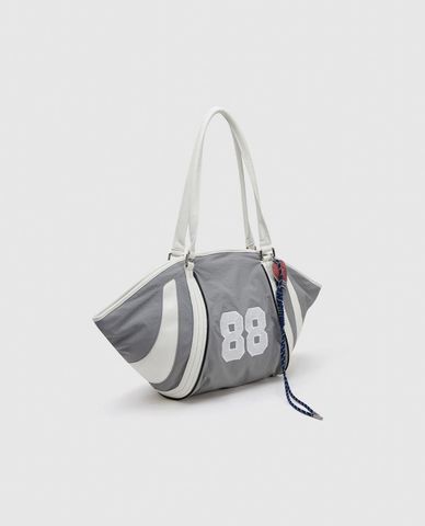  URBAN REVIVO - Túi đeo vai nữ hình thang phối charm 