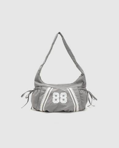  URBAN REVIVO - Túi đeo vai nữ thêu số phong cách sporty 