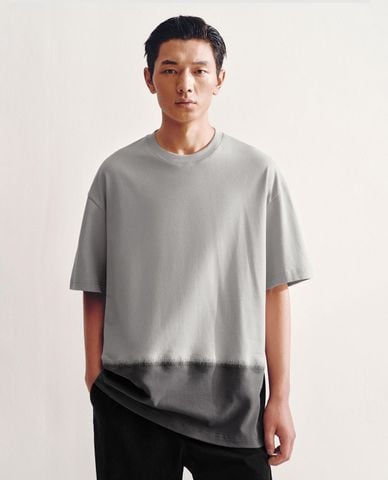  URBAN REVIVO - Áo thun nam cổ tròn tay ngắn loang màu 