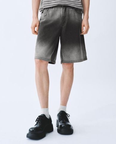  URBAN REVIVO - Quần short jeans nam ngang gối wash bạc 