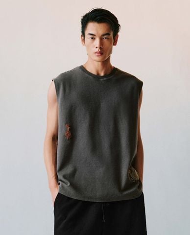  URBAN REVIVO - Áo sát nách nam cổ tròn thêu họa tiết 