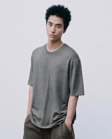  URBAN REVIVO - Áo thun nam cổ tròn tay ngắn phom suông 