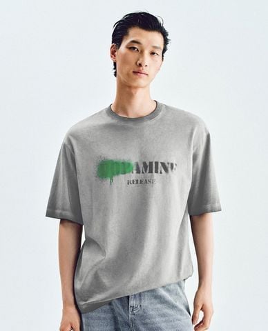  URBAN REVIVO - Áo thun nam cổ tròn tay ngắn in chữ 