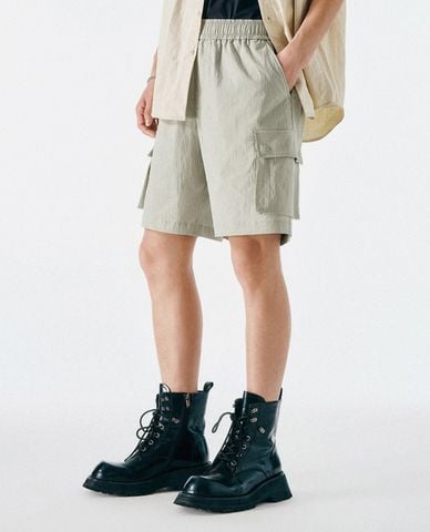  URBAN REVIVO - Quần short nam ngang gối túi hộp 