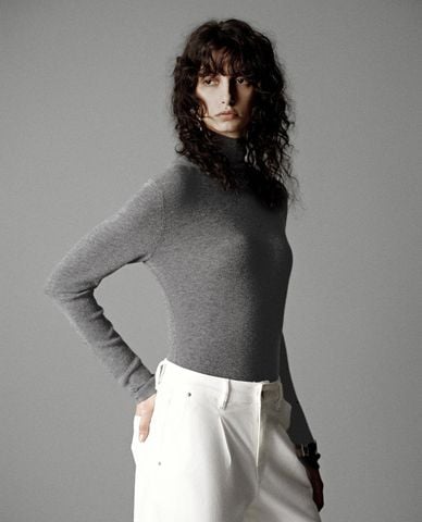  URBAN REVIVO - Áo dệt kim nữ cổ lọ tay dài 