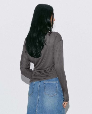  URBAN REVIVO - Áo trễ vai nữ tay dài nhún eo bất đối xứng 